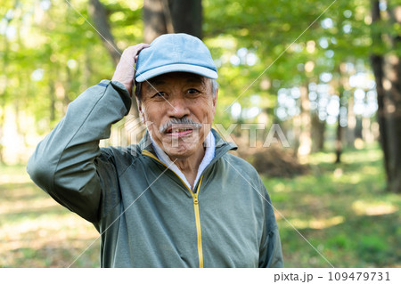 ランニングをする70代の男性 109479731