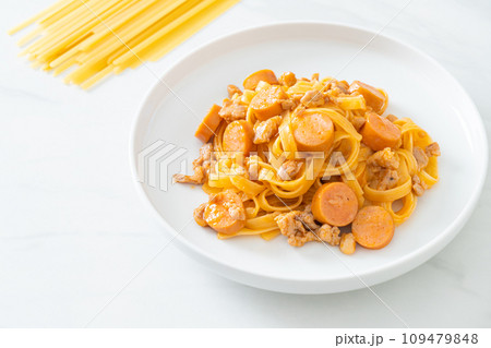 spaghetti pasta sausage and minced pork 109479848