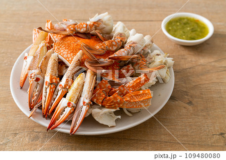 Steamed blue crab with spicy seafood sauce 109480080