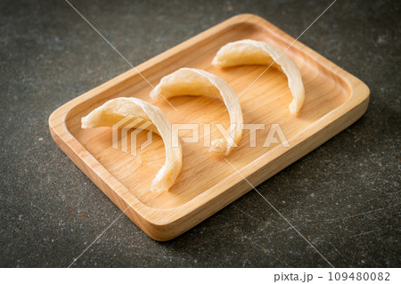 Fresh edible bird's nest or Swallow nest raw material cuisine expensive food for healthy 109480082
