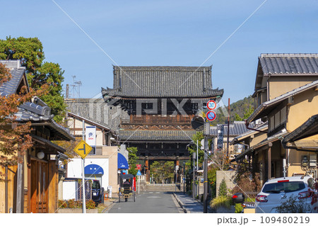 秋の京都 清凉寺(嵯峨釈迦堂)の仁王門 秋の京都 清凉寺(嵯峨釈迦堂)の仁王門 109480219