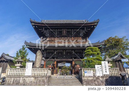 秋の京都 清凉寺(嵯峨釈迦堂)の仁王門 秋の京都 清凉寺(嵯峨釈迦堂)の仁王門 109480228