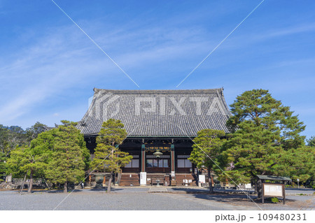 秋の京都 清凉寺(嵯峨釈迦堂)の本堂 秋の京都 清凉寺(嵯峨釈迦堂)の本堂 109480231