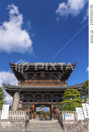 秋の京都　清凉寺（嵯峨釈迦堂）の仁王門 109480246
