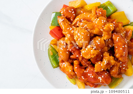 fried crispy chicken with sweet and sour sauce 109480511