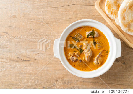 Chicken curry soup with roti 109480722