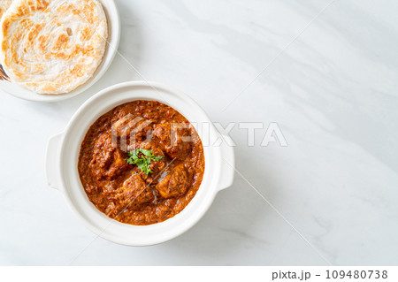 chicken tikka masala spicy curry meat food with roti or naan bread 109480738