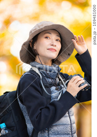 ハイキング　女性　黄葉　 109481000