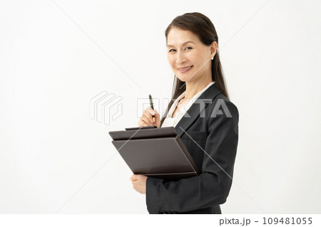 ビジネス　女性　シニア　秘書 109481055