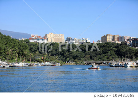 This is a beautiful view of the Seogwipo coast, a famous tourist attraction in Korea. 109481668