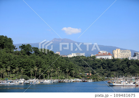 This is a beautiful view of the Seogwipo coast, a famous tourist attraction in Korea. 109481675