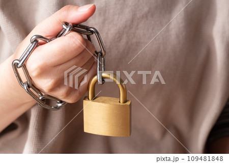 絡みつく鎖と南京錠 109481848