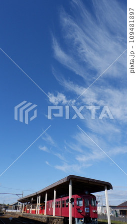 雲 筋雲 電車 雲 筋雲 電車 109481897