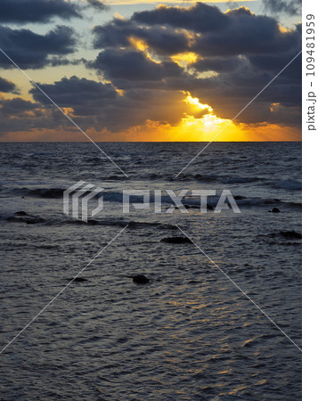 石川県羽咋郡志賀町赤埼 日本海に沈む太陽と薄明光線 石川県羽咋郡志賀町赤埼 日本海に沈む太陽と薄明光線 109481959