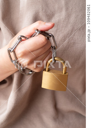 絡みつく鎖と南京錠 絡みつく鎖と南京錠 109482061