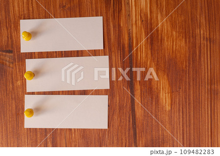 木目背景にメモ用紙 109482283