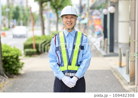 警備員の仕事をするアジア人男性 109482308