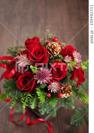 クリスマスの華やかなフラワーアレンジ 109482351
