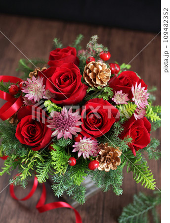 クリスマスの華やかなフラワーアレンジ 109482352