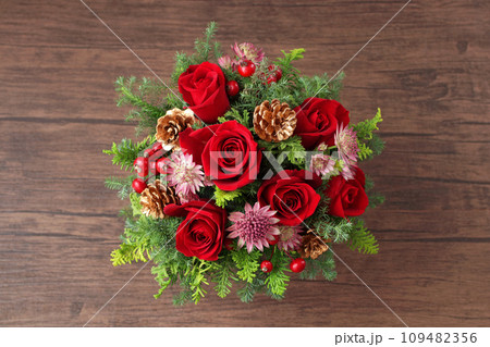 クリスマスの華やかなフラワーアレンジ クリスマスの華やかなフラワーアレンジ 109482356