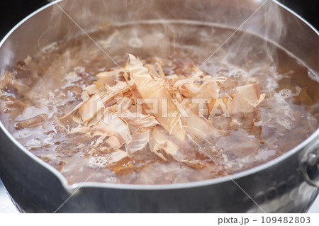 和食の出汁 かつお出汁 和食の出汁 かつお出汁 109482803