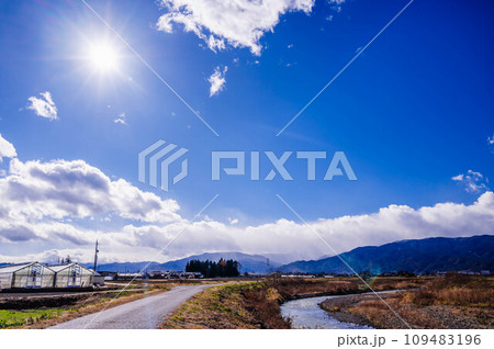 太陽が輝く田舎の自然風景 松本市 太陽が輝く田舎の自然風景 松本市 109483196
