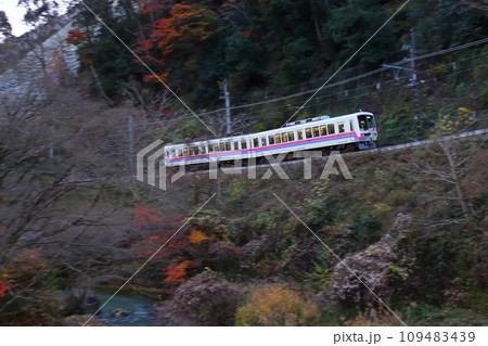 ［E］秋の叡山電鉄鞍馬線800系電車（出町柳⇔鞍馬） 109483439
