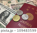 日本のパスポートとアメリカの硬貨と米ドルのイメージ素材 109483599