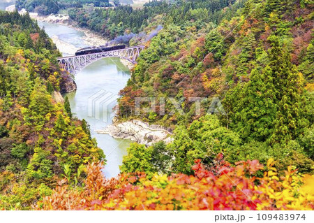 紅葉時期のの第一只見川橋梁を渡るSL 福島県三島町 紅葉時期のの第一只見川橋梁を渡るSL 福島県三島町 109483974