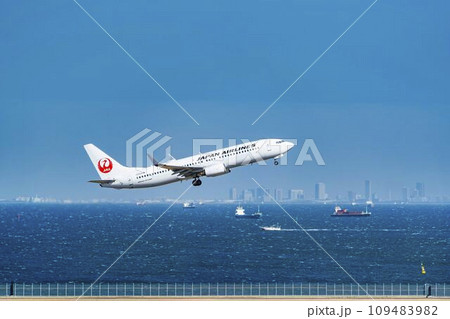 羽田空港の風景 離陸中の飛行機 東京都大田区 羽田空港の風景 離陸中の飛行機 東京都大田区 109483982