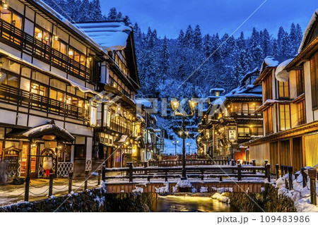 銀山温泉の風景　積雪のある冬の夜　山形県尾花沢市 109483986