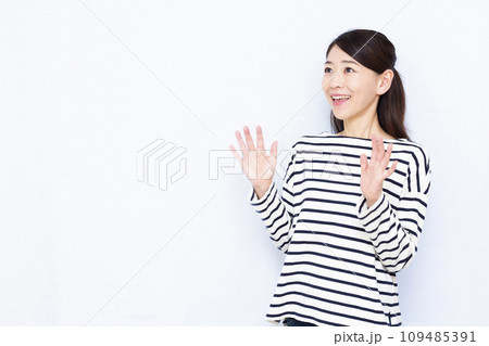 笑顔でびっくりしている40代の女性 109485391