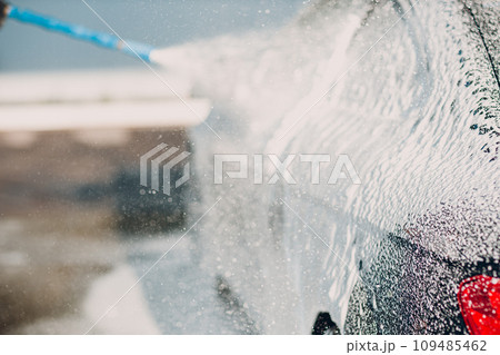 Worker washing car at self-service car wash 109485462