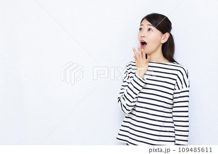 びっくりしている40代の女性 109485611