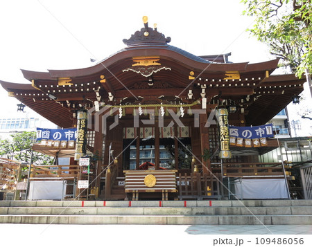 酉の市を催す11月の目黒大鳥神社 109486056