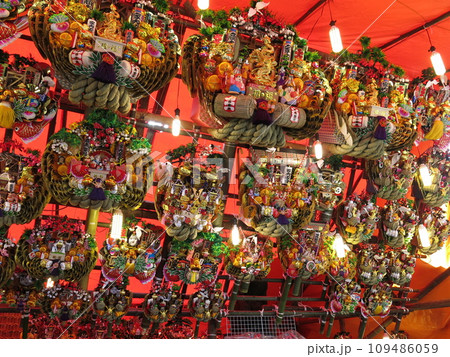 酉の市の熊手屋にずらりと並ぶ縁起熊手 109486059