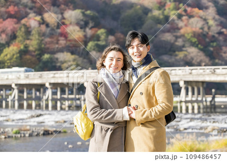京都を観光する若いカップル 京都を観光する若いカップル 109486457