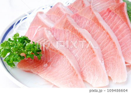 よく脂がのって美味しそうなブリの刺身 109486604
