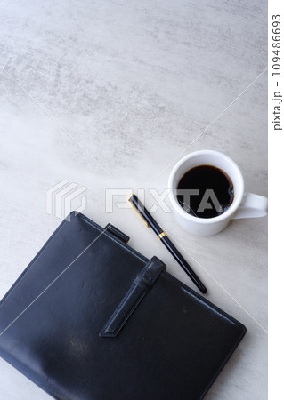 コーヒーとシステム手帳、ボールペンでデスクワーク コーヒーとシステム手帳、ボールペンでデスクワーク 109486693