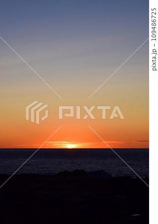 海に沈む夕陽と水平線(縦構図) 海に沈む夕陽と水平線(縦構図) 109486725