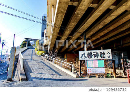 【東京】春の赤羽八幡神社　高架下の神社入口と鳥居 109486732