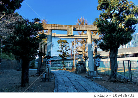 【東京】春の赤羽八幡神社 石鳥居と京浜東北線の線路 【東京】春の赤羽八幡神社 石鳥居と京浜東北線の線路 109486733