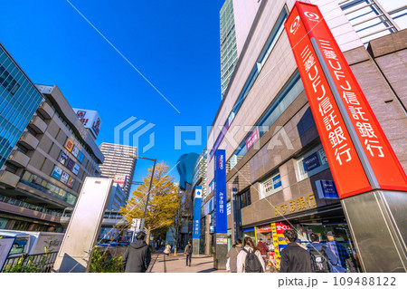 日本の横浜都市景観　上大岡駅前・銀行がズラリ並ぶ 109488122