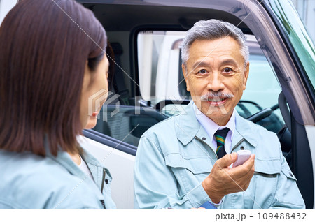トラックの前でアルコール検査するドライバー 109488432
