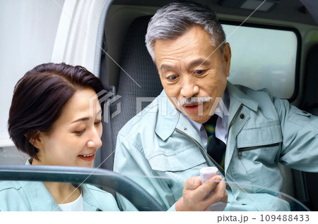 トラックの前でアルコール検査するドライバー 109488433