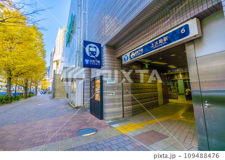 日本の横浜都市景観　上大岡駅出入口などを望む 109488476