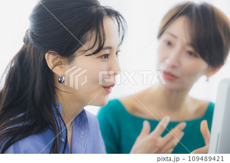 2人のビジネスウーマン 109489421