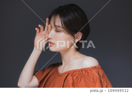 クールな女性のポートレート クールな女性のポートレート 109489512