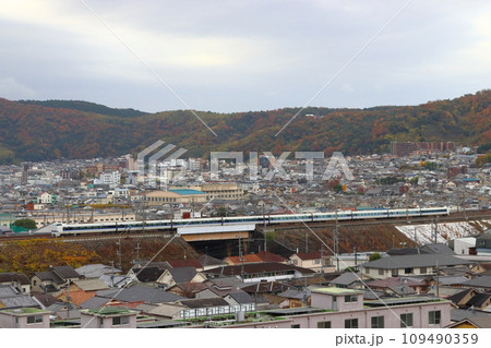 秋の山科疏水の高台から望む特急サンダーバード 109490359