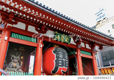 【東京】春の浅草　浅草寺の雷門 109490421